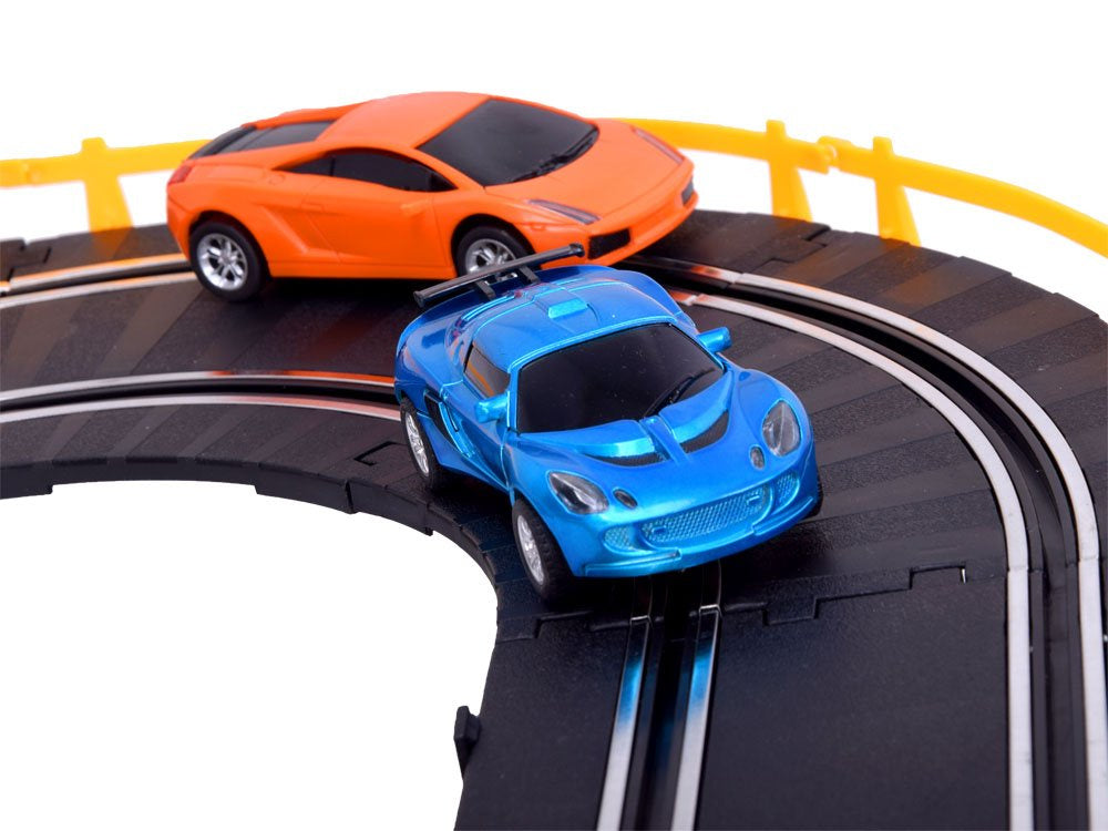 Didelė lenktynių trasa su kilpomis ir 2 automobiliais