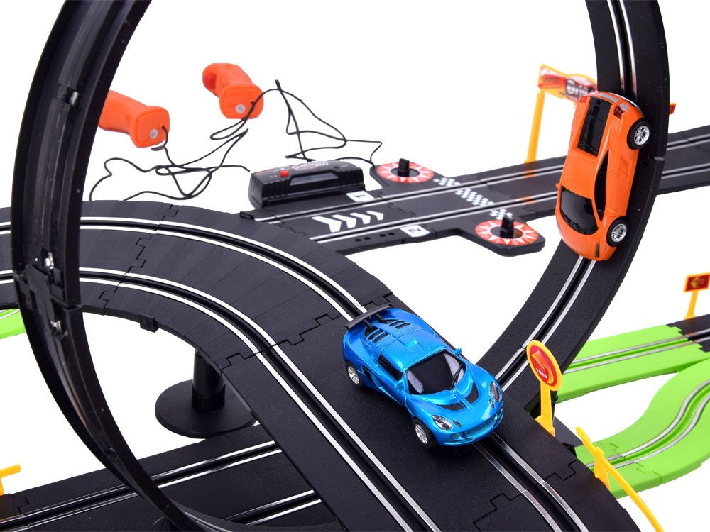Didelė lenktynių trasa su kilpomis ir 2 automobiliais