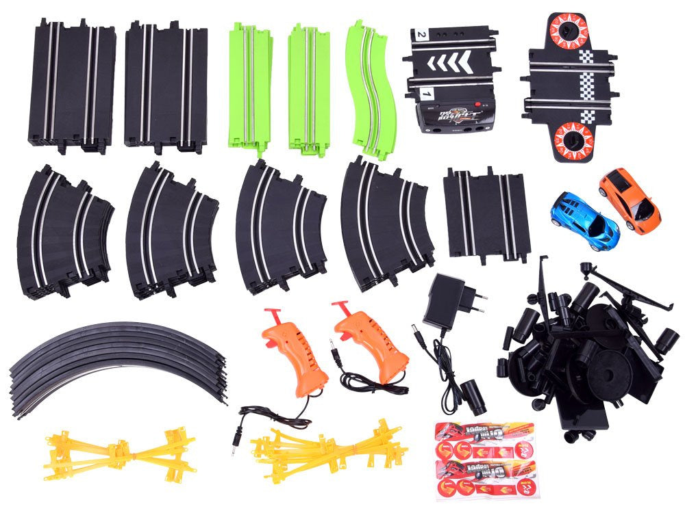 Didelė lenktynių trasa su kilpomis ir 2 automobiliais