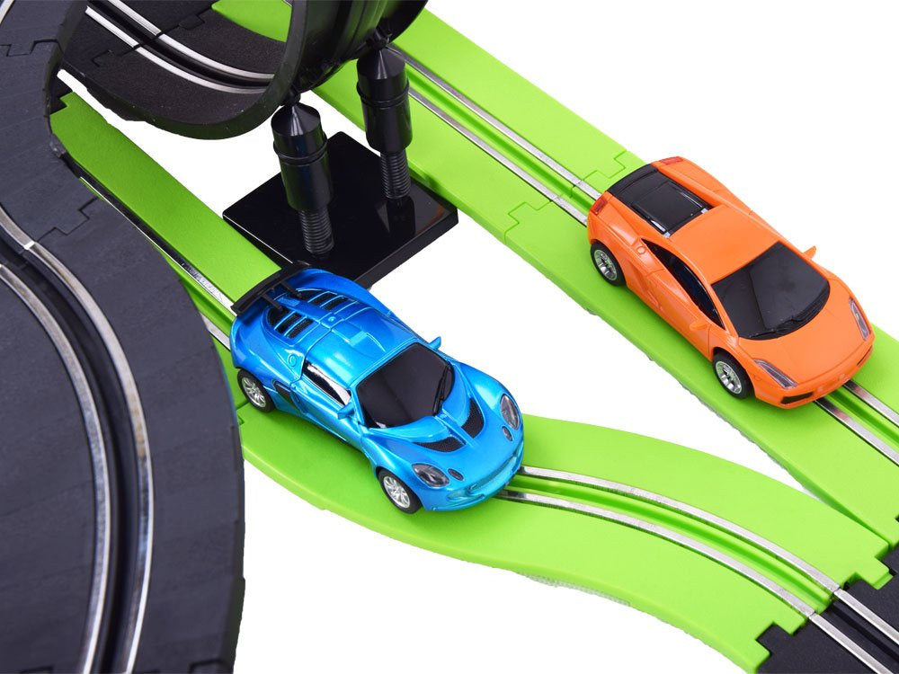 Didelė lenktynių trasa su kilpomis ir 2 automobiliais