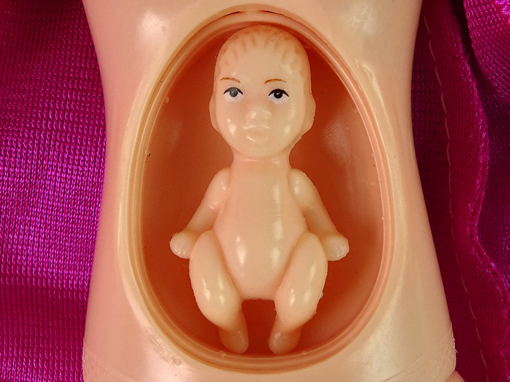 Nėščios lėlės pilka suknele ir aksesuarų rinkinys