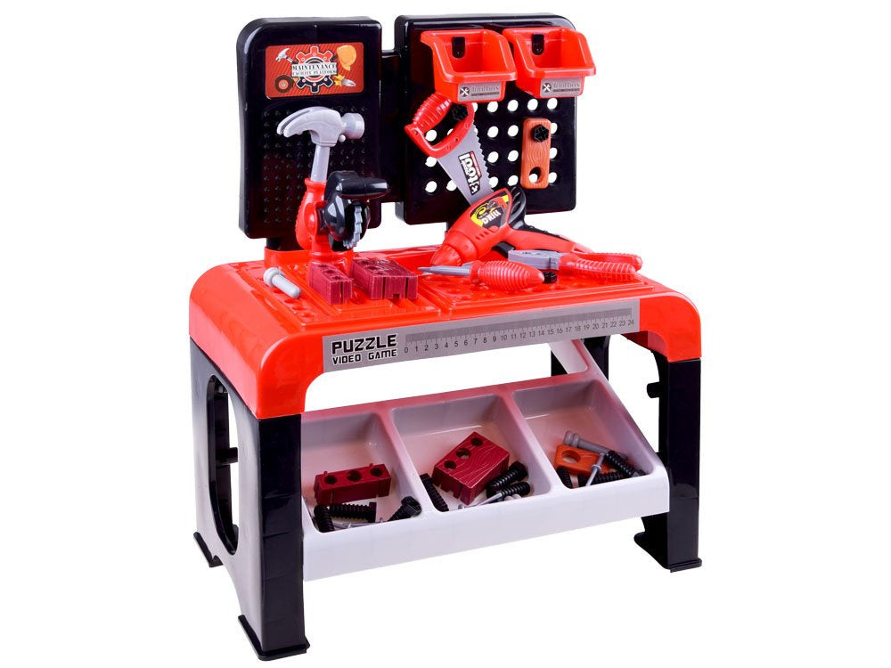 Meistro dirbtuvių stalas su įrankių rinkiniu