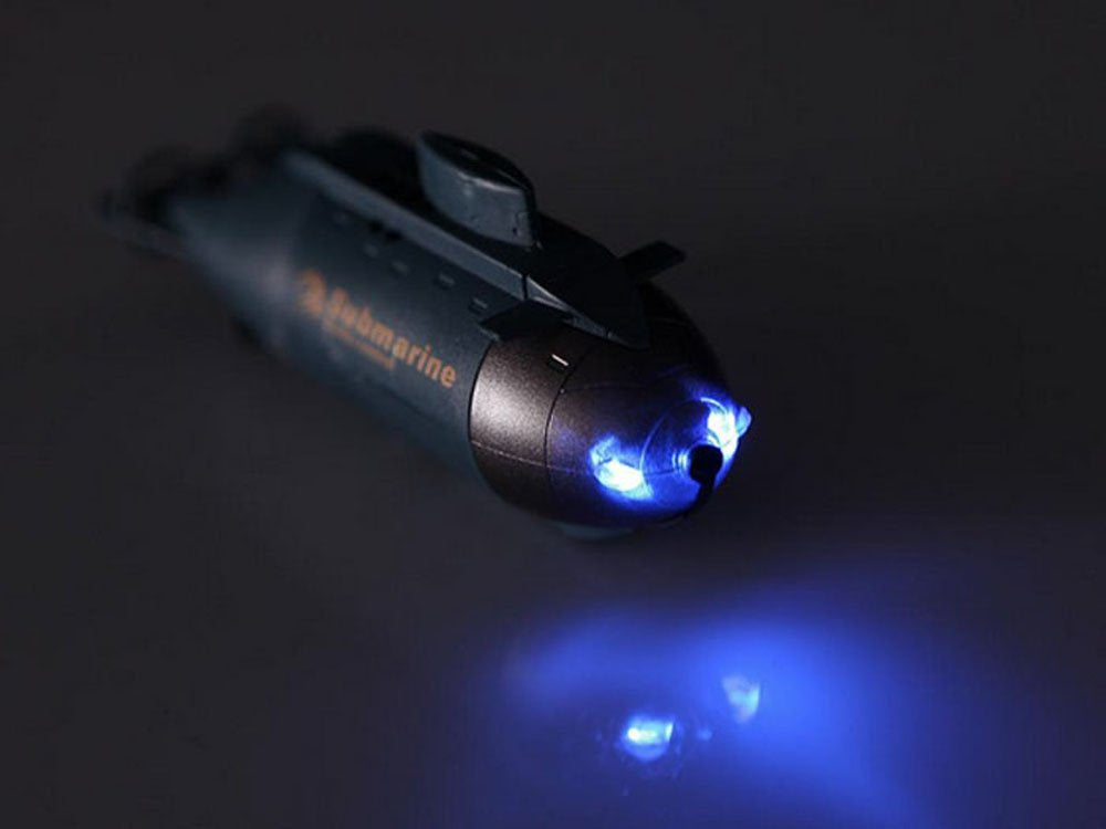 Nuotoliniu būdu valdomas povandeninis laivas su šviesos efektais, juodas