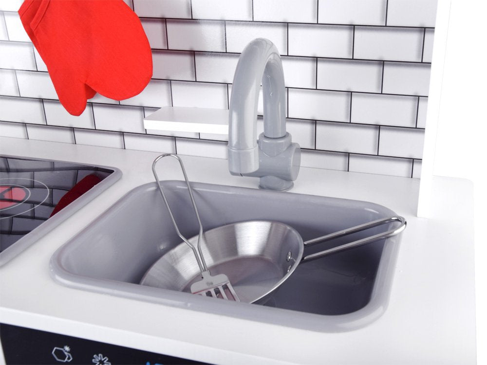 Didelė medinė virtuvė su šviesa ir garsais