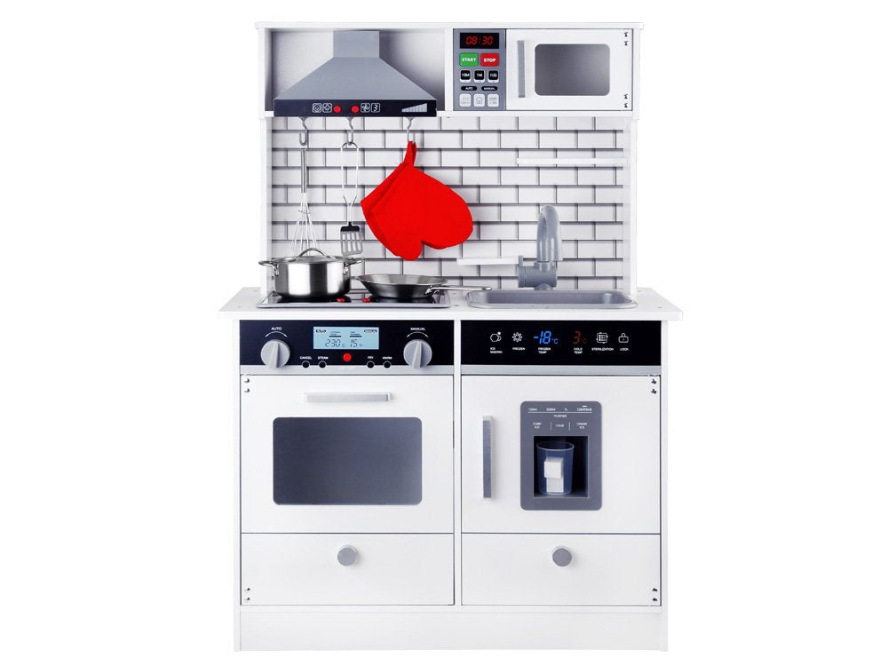 Didelė medinė virtuvė su šviesa ir garsais