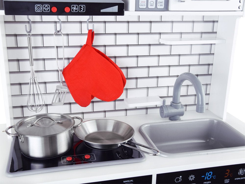 Didelė medinė virtuvė su šviesa ir garsais