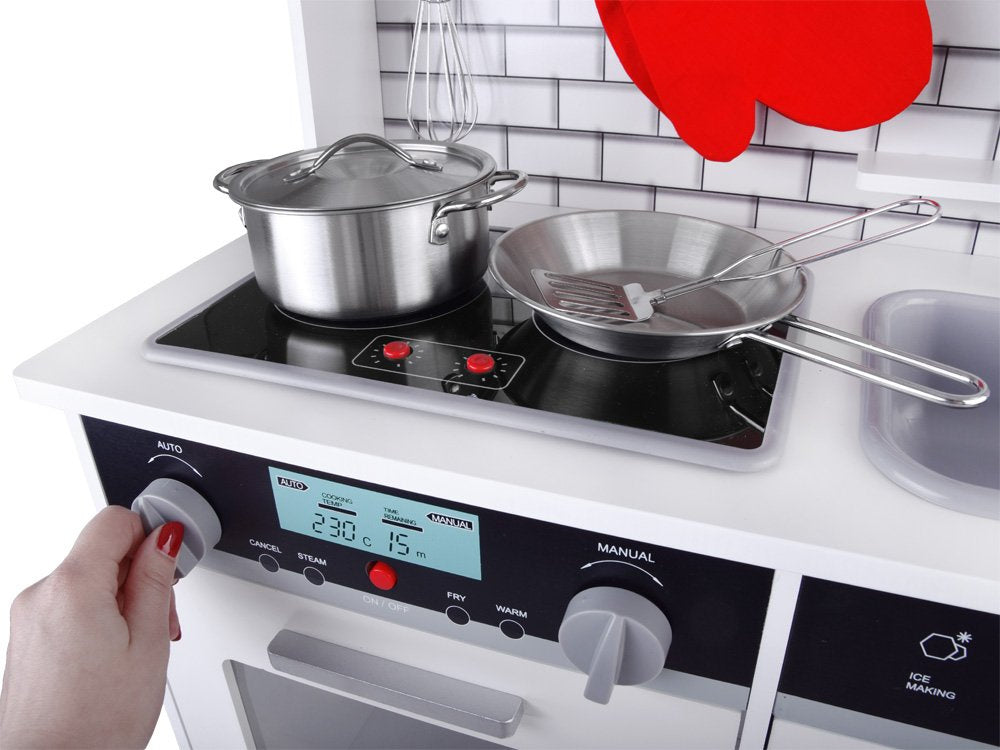 Didelė medinė virtuvė su šviesa ir garsais