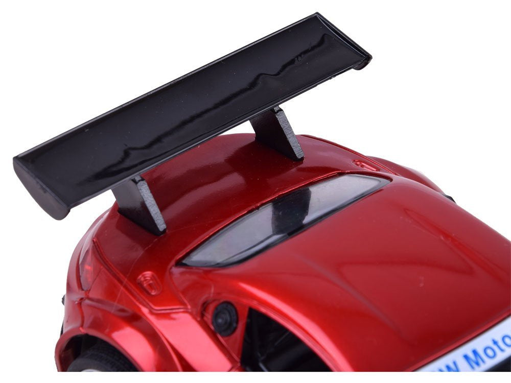 Nuotoliniu būdu valdomas raudonas BMW automobilis