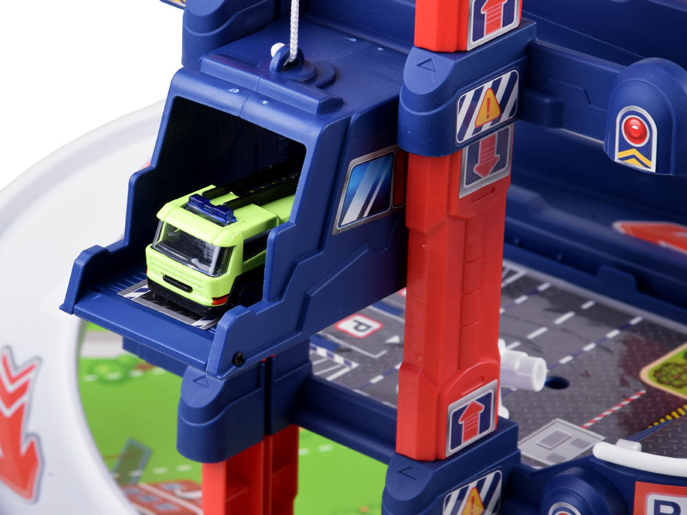 Didelė automobilių stovėjimo aikštelė su elektriniu liftu