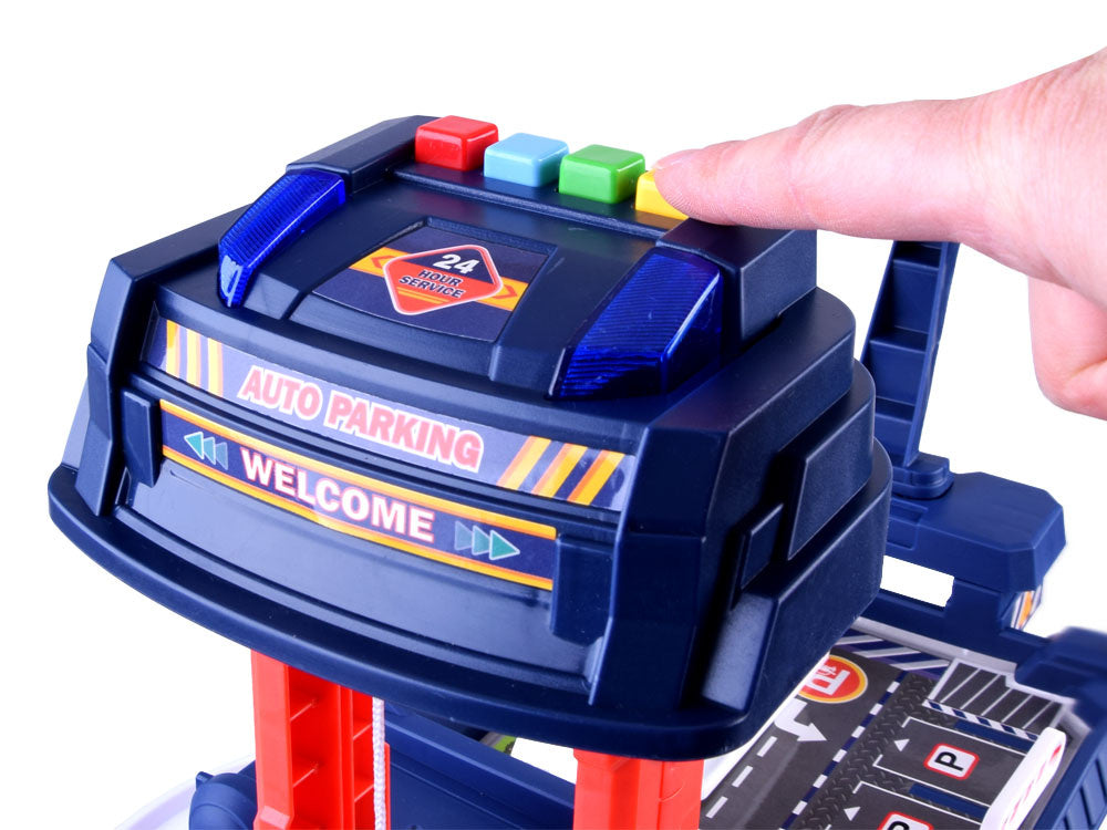 Didelė automobilių stovėjimo aikštelė su elektriniu liftu