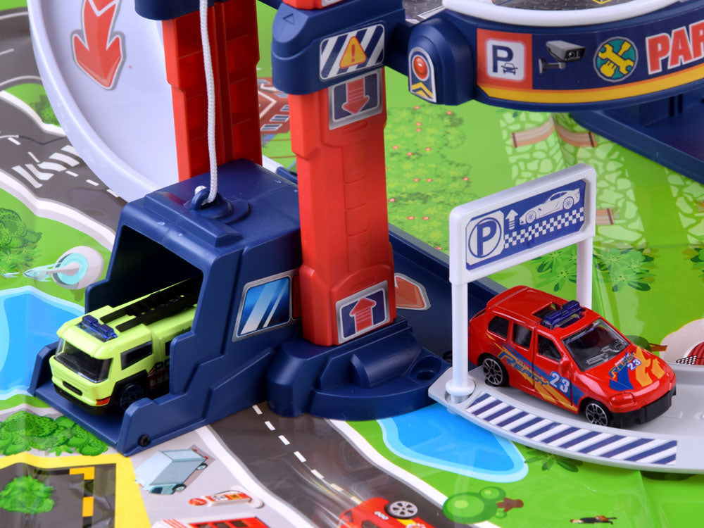 Didelė automobilių stovėjimo aikštelė su elektriniu liftu