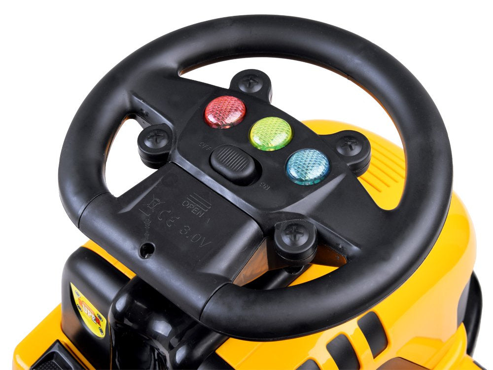 Paspiriamas traktorius su priekaba ir garsais, geltonas