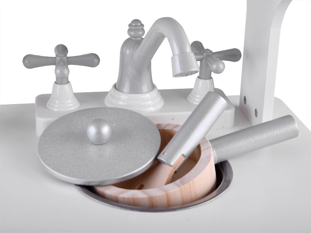 Balta medinė virtuvė vaikams