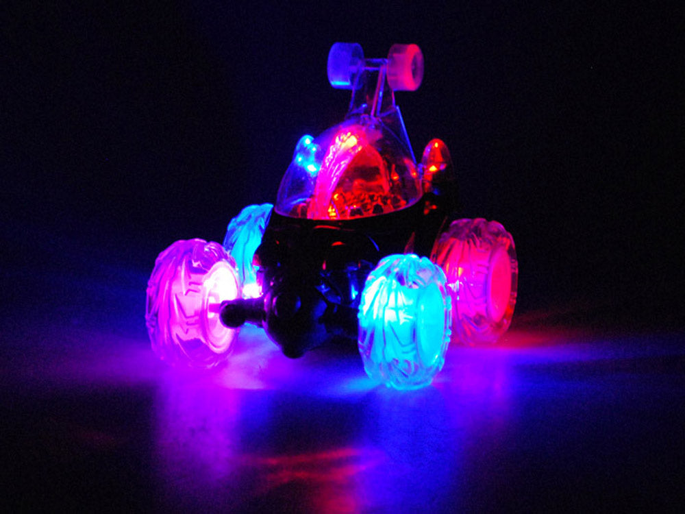 Nuotoliniu būdu valdomas kaskadinis automobilis, raudonas