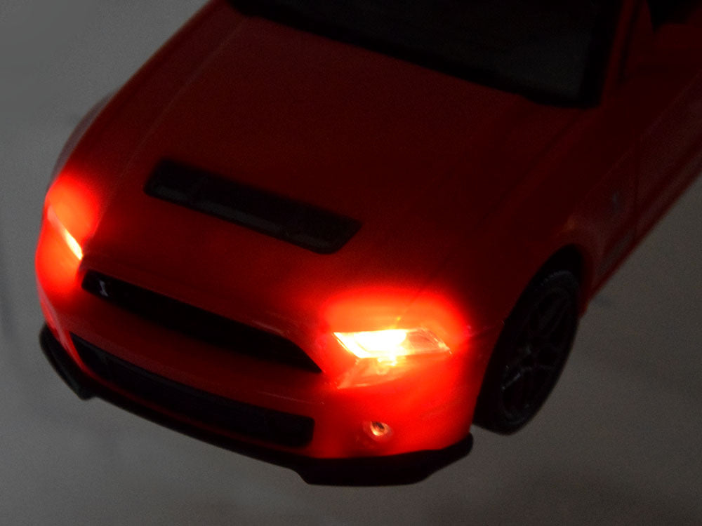 Nuotoliniu būdu valdomas raudonas automobilis Ford