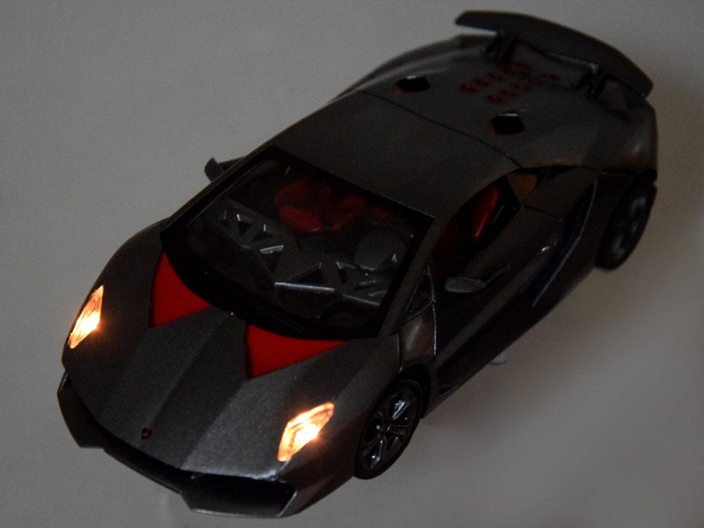 Nuotoliniu būdu valdomas juodas automobilis Lamborghini