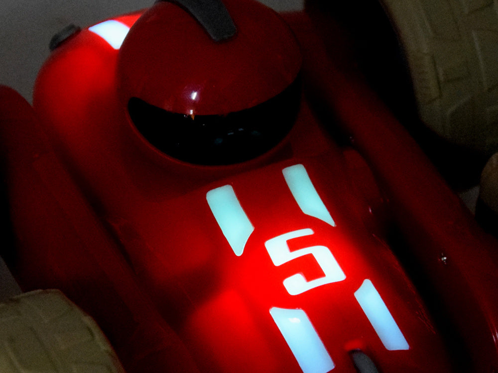 Nuotoliniu būdu valdomos kaskadinis automobilis, raudonas