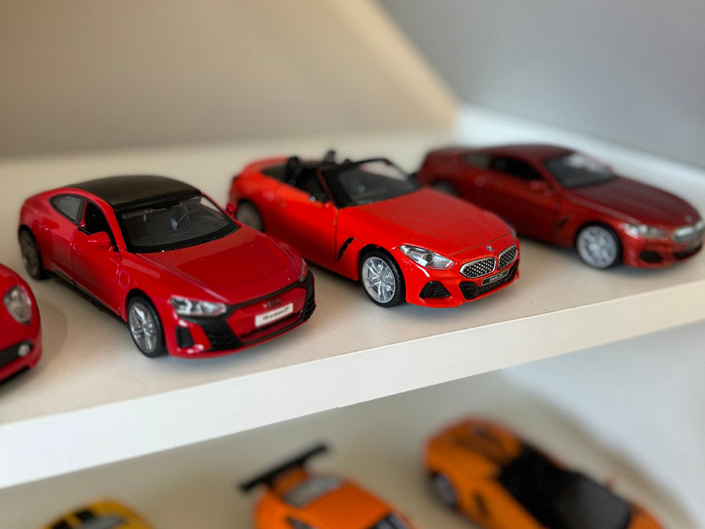 Metalinis Alfa Romeo 8C Competizione automobilis su garso ir šviesos efektais