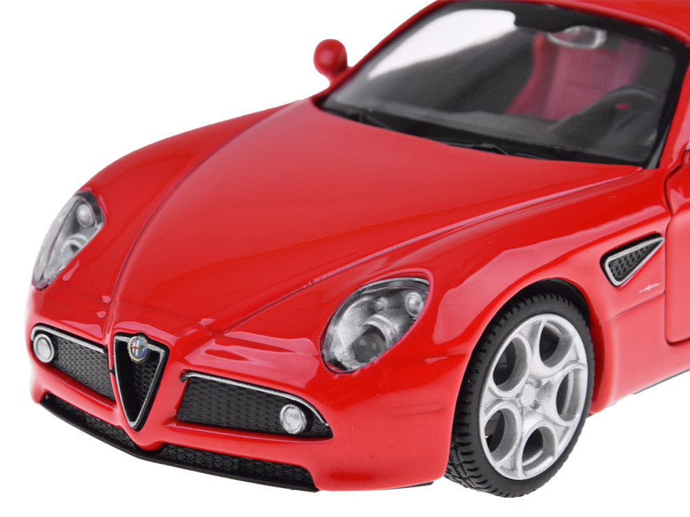 Metalinis Alfa Romeo 8C Competizione automobilis su garso ir šviesos efektais