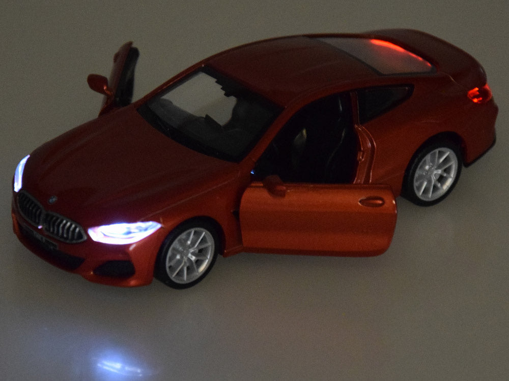 Metalinis BMW M850i Coupe automobilis su garso ir šviesos efektais