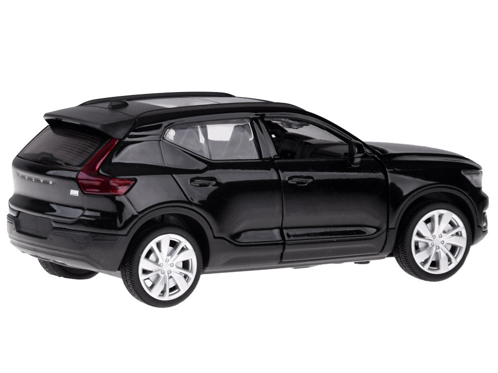 Metalinis Volvo XC40 Recharge automobilis su garso ir šviesos efektais