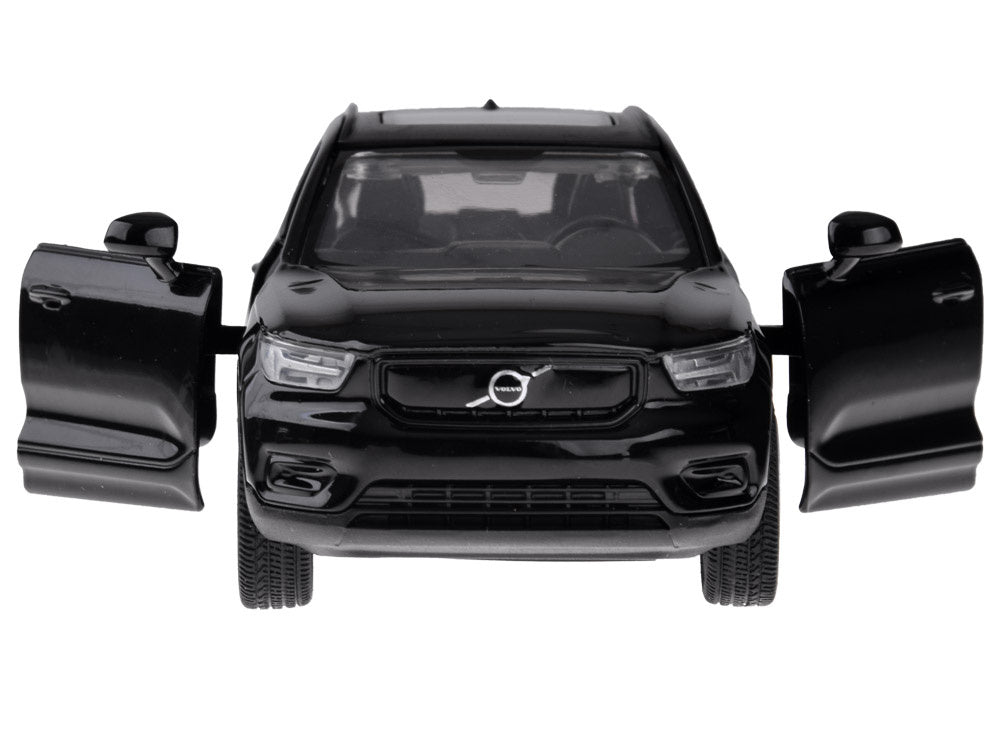 Metalinis Volvo XC40 Recharge automobilis su garso ir šviesos efektais