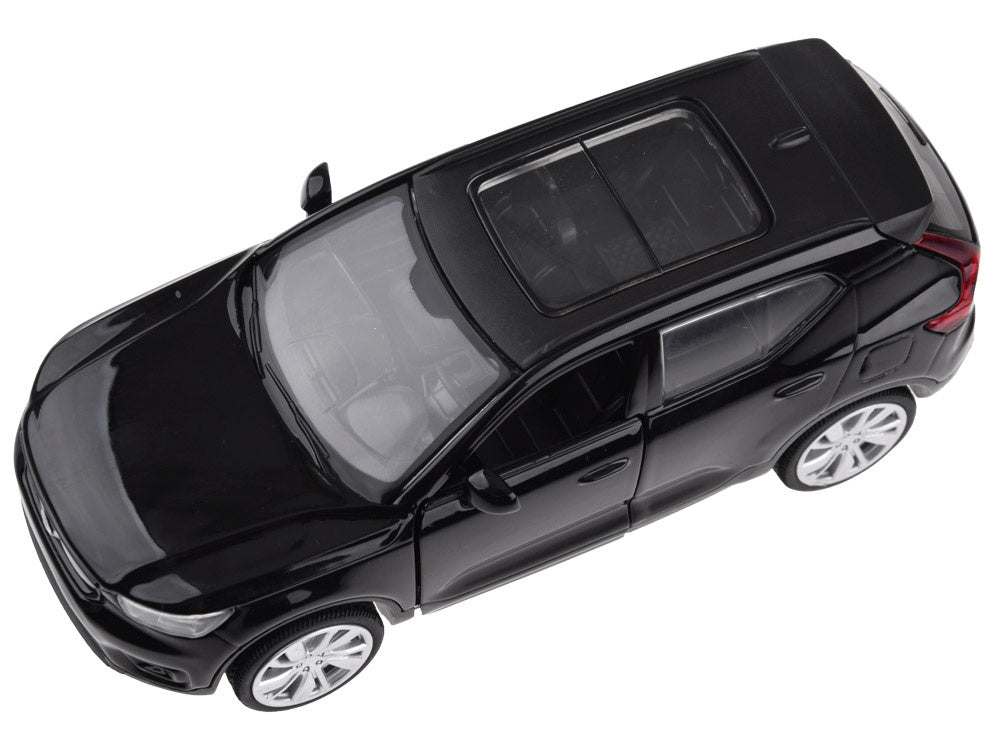 Metalinis Volvo XC40 Recharge automobilis su garso ir šviesos efektais