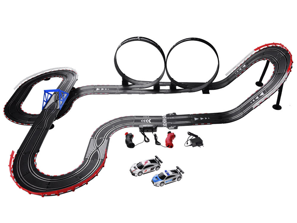 Nuotoliniu būdu valdoma lenktynių trasa su dviem AUDI automobiliais 8 m