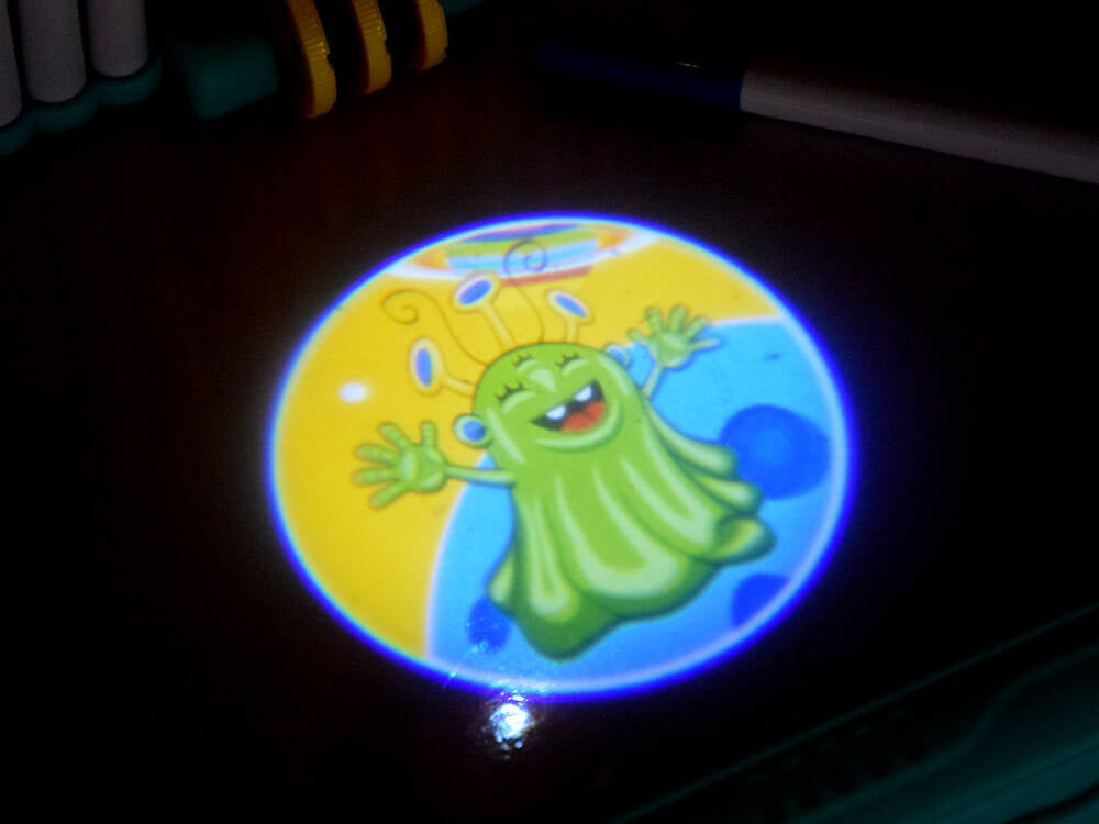 Erdvinis projektorius su stalu, raketa