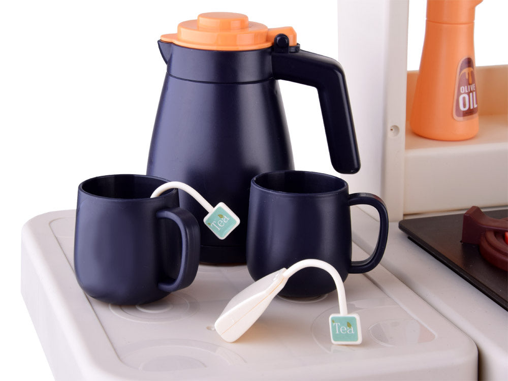 Vaikiška virtuvėlė su virtuvės indais ir maisto produktais