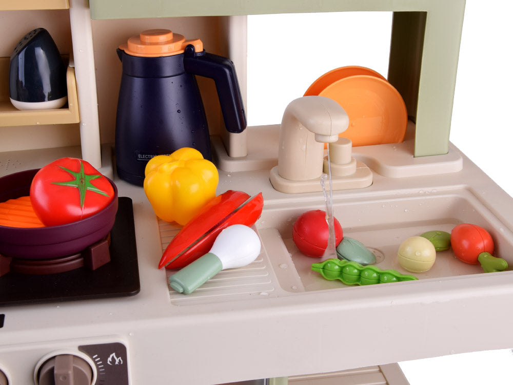 Vaikiška virtuvėlė su virtuvės indais ir maisto produktais