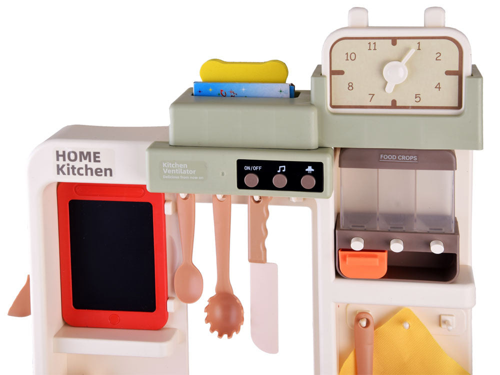 Vaikiška virtuvėlė su virtuvės indais ir maisto produktais