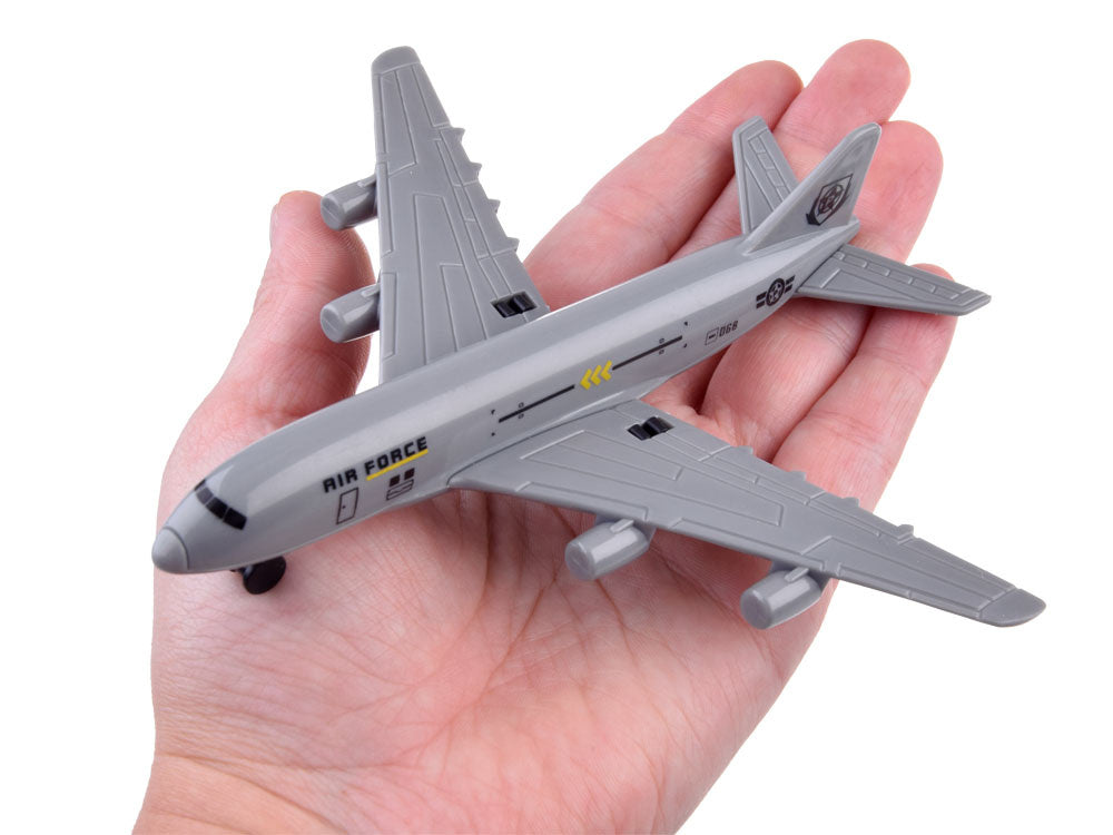 Didelė karinė bazė su oro uostu ir priedais