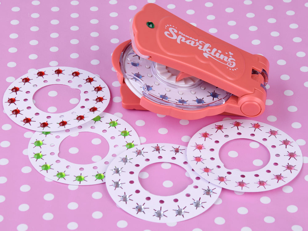 Spalvoti kristalai ir deimantai plaukams