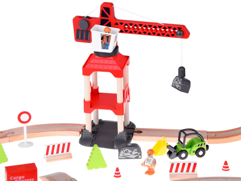 Mediniai geležinkelio bėgiai su traukiniu ir priedais