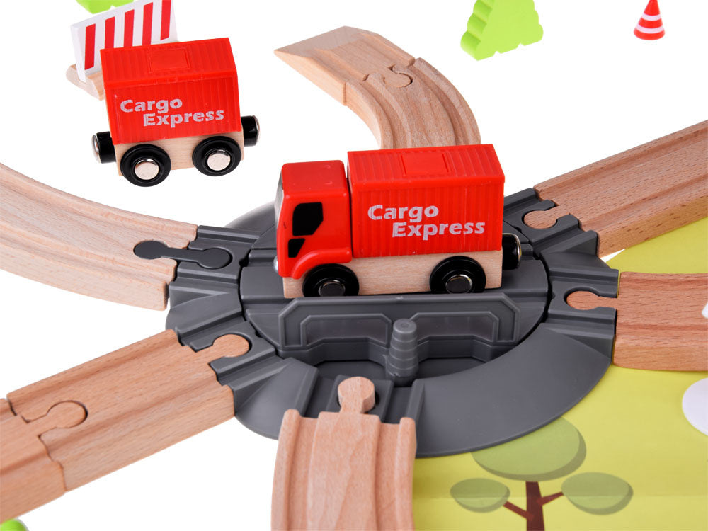 Mediniai geležinkelio bėgiai su traukiniu ir priedais