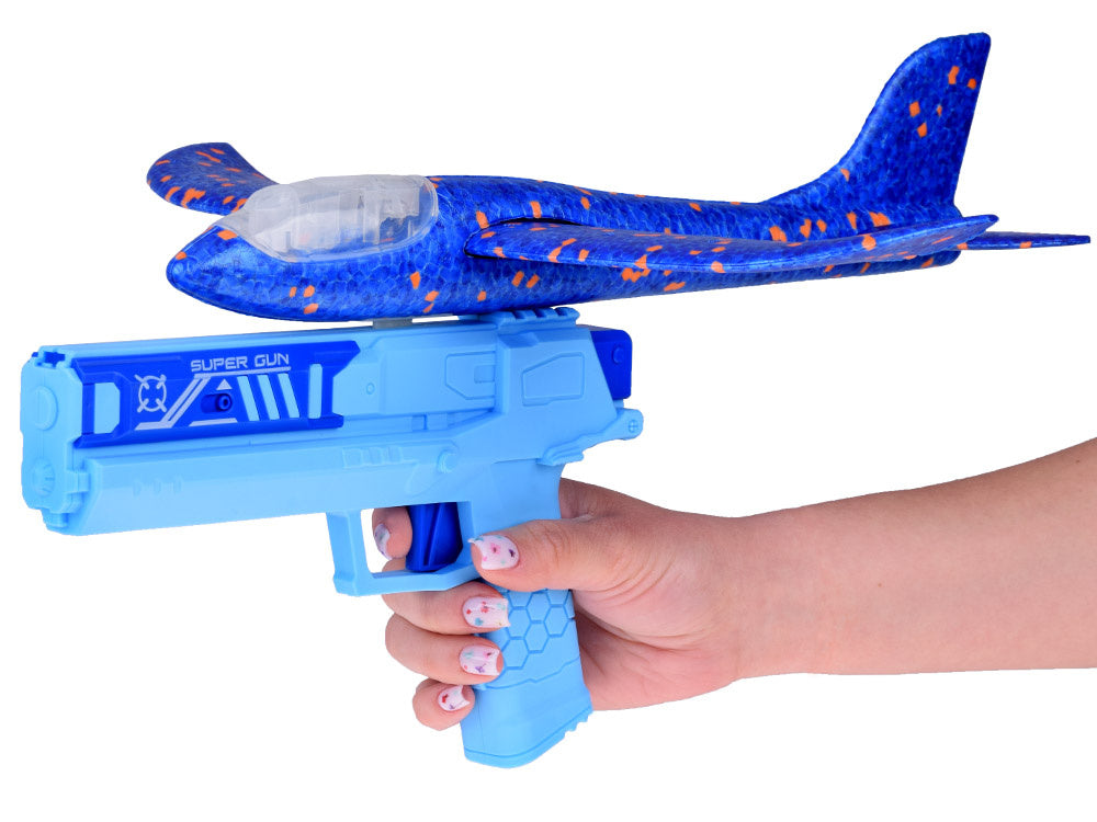 Putplasčio lėktuvas šaudomas iš pistoleto su šviesos efektais, mėlynas