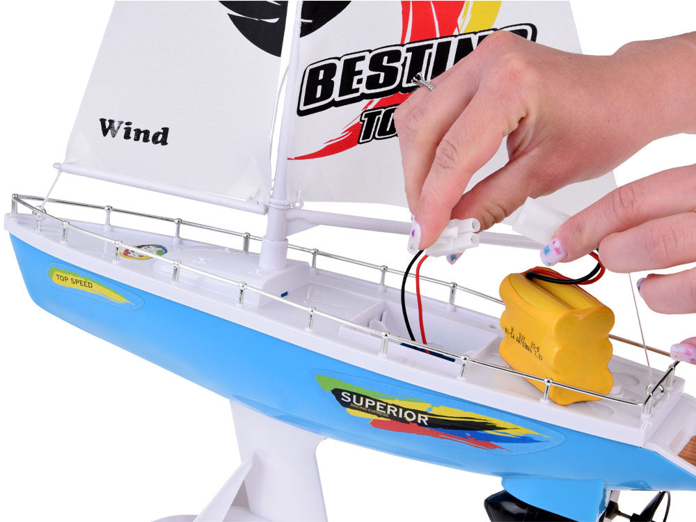 Nuotoliniu būdu valdyma burinė jachta