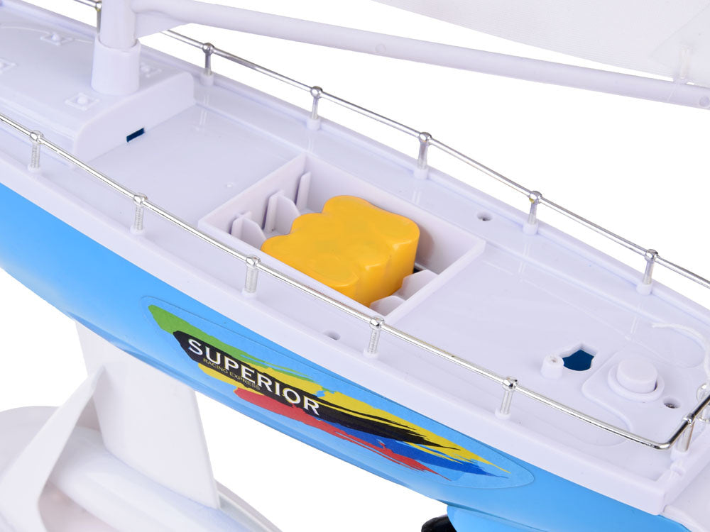 Nuotoliniu būdu valdyma burinė jachta