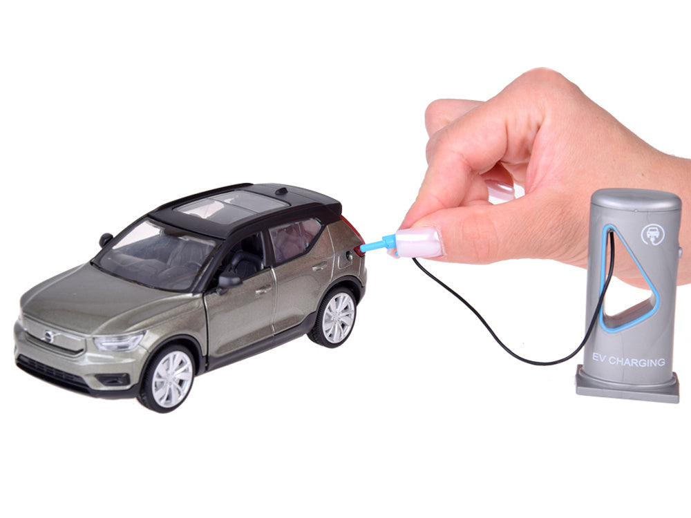 Metalinis automobilio Volvo XC40 modelis su šviesos ir garso efektais, chaki