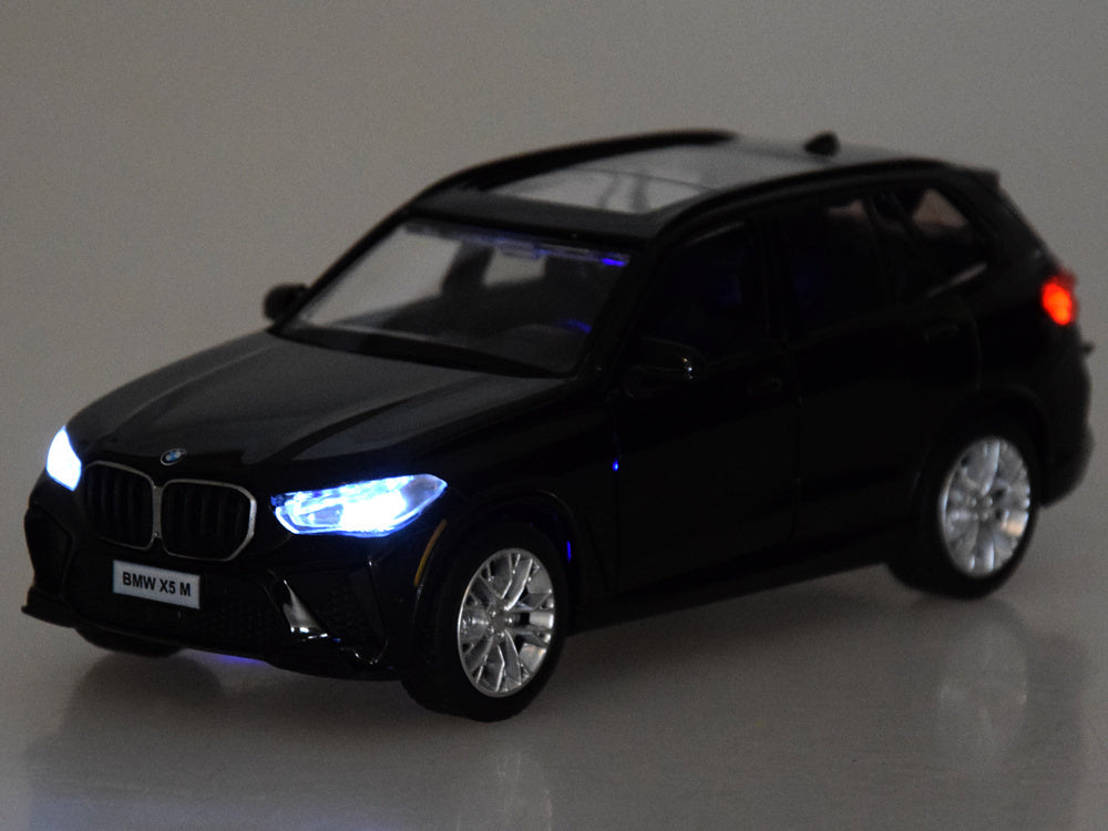 Metalinis automobilio BMW X5M modelis su šviesos ir garso efektais, juodas