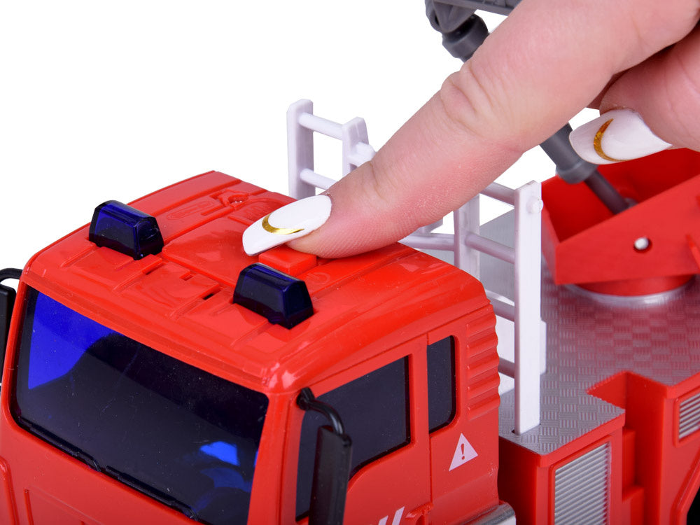 Didelis ugniagesių mašinų rinkinys su ugniagesių šalmas