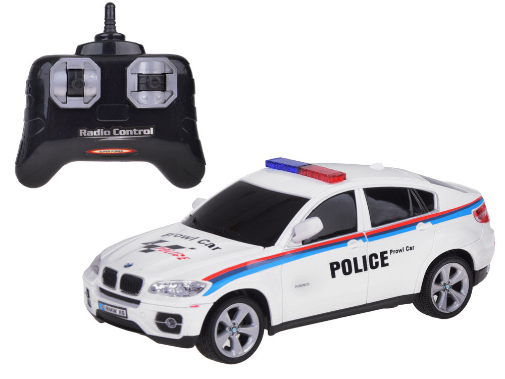 Nuotoliniu būdu valdomas sportinis policijos automobilis BMW X6, baltas
