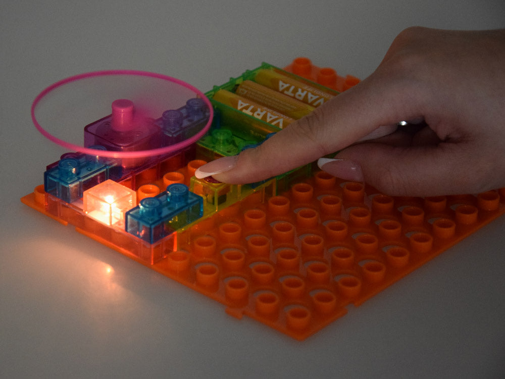 Elektroninių blokų konstravimo rinkinys „Mažasis elektrikas“