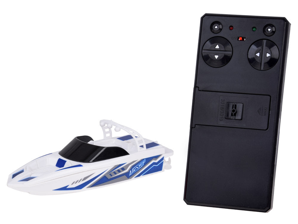 Nuotoliniu būdu valdoma vandens jachta, balta