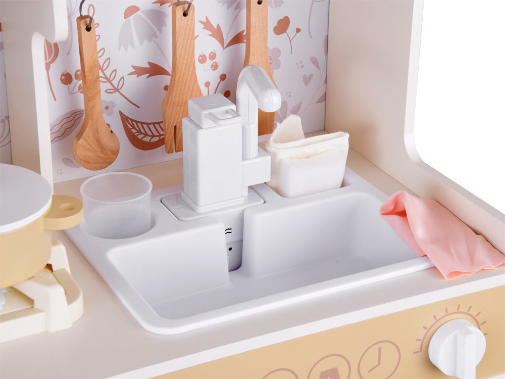 Graži didelė medinė virtuvė vaikams