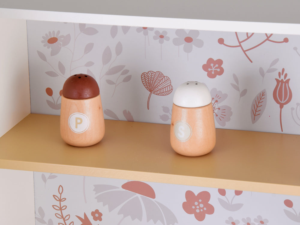 Graži didelė medinė virtuvė vaikams