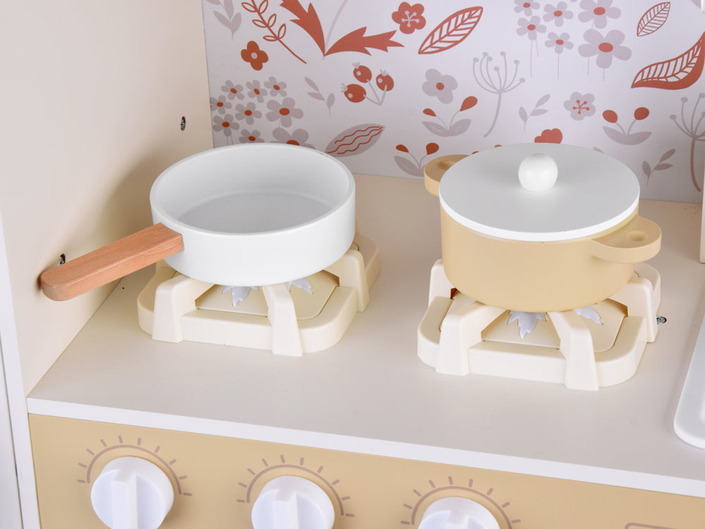 Graži didelė medinė virtuvė vaikams