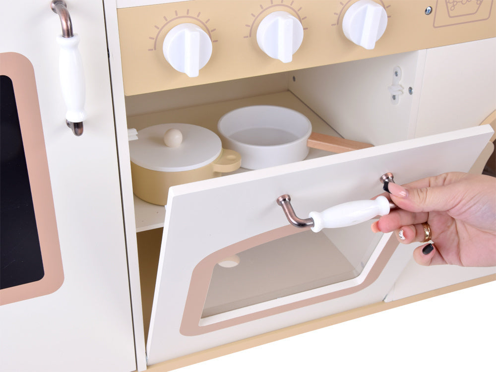 Graži didelė medinė virtuvė vaikams