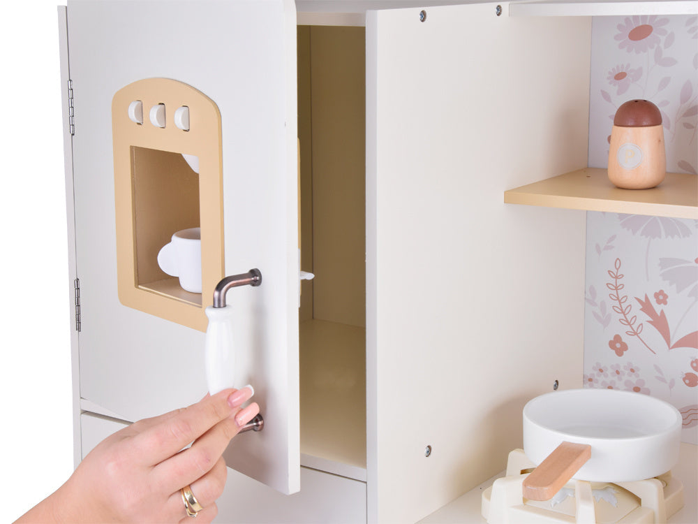 Graži didelė medinė virtuvė vaikams